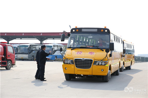 泰安交運(yùn)集團(tuán)寧陽分公司人員提車出廠.JPG